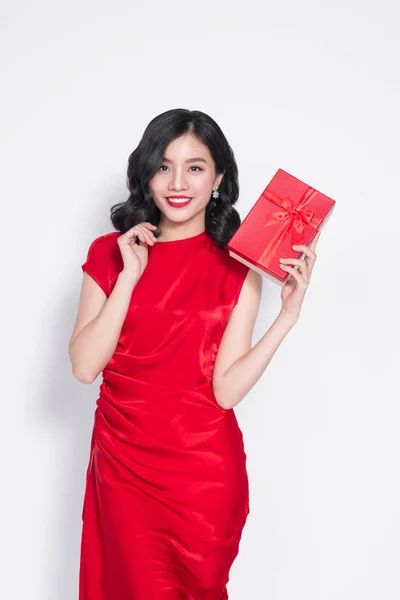 現在保持している赤いドレスを着て陽気なファッショナブルなアジア女性 — ストック写真