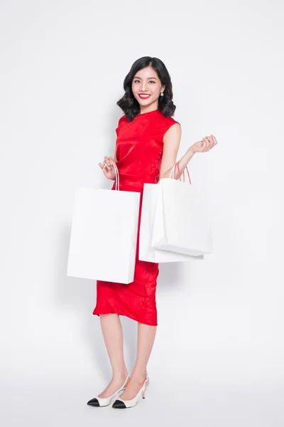 Glada Fashionabla Asiatisk Kvinna Röd Klänning Med Kassar Som Står — Stockfoto