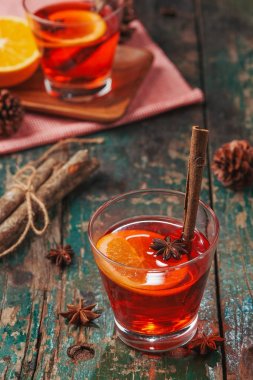 Noel bir rustik ahşap masa şarap mulled. Tatil kavramı.