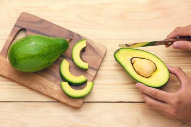 Sağlıklı gıda kavramı. Taze organik avokado yeme
