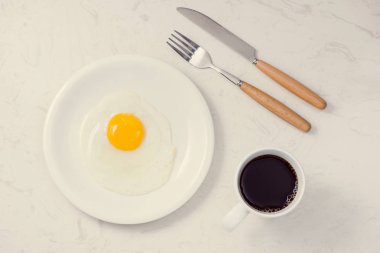 Beyaz arka plan üzerinde beyaz tabak kızarmış yumurta ile Üstten Görünüm.