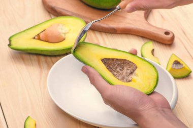 Sağlıklı gıda kavramı. Taze organik avokado yeme