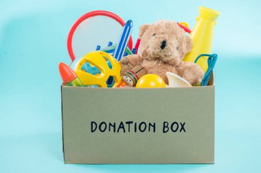 Oyuncak. Yoksullar için istenmeyen öğeleri bağış kutusu