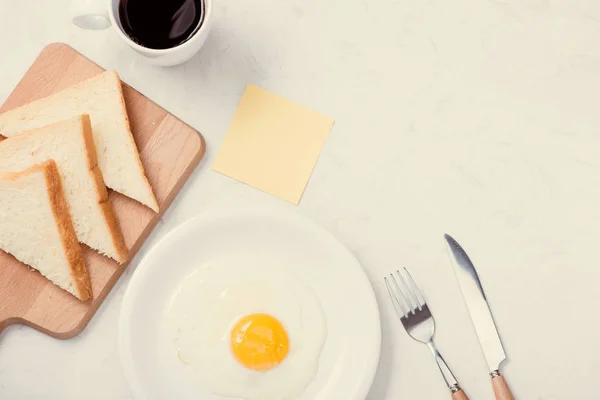 桌上有土司和咖啡的煎蛋 — 图库照片
