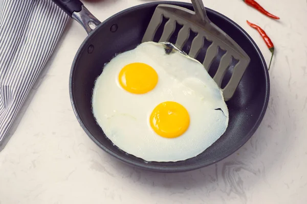Смажені Яйця Сковороді Сніданок Білому Тлі Денне Світло — стокове фото