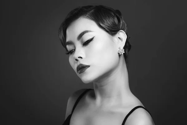 Retrato Bela Mulher Asiática Sensual Com Penteado Elegante Maquiagem Perfeita — Fotografia de Stock