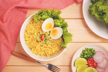 Sebze ve haşlanmış yumurta ile Asya erişte