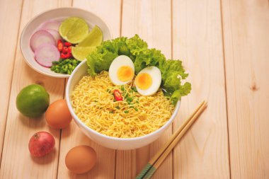 Sebze ve haşlanmış yumurta ile Asya erişte