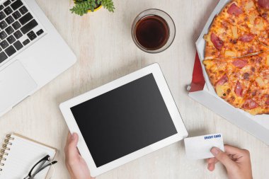 Kredi kartı ile alışveriş Office dijital tablet kullanma adamın Üstten Görünüm