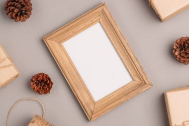 Kraft kağıt ve boş fotoğraf çerçevesi metin için Noel ve yeni yıl hediye kutuları toplama sarılı.