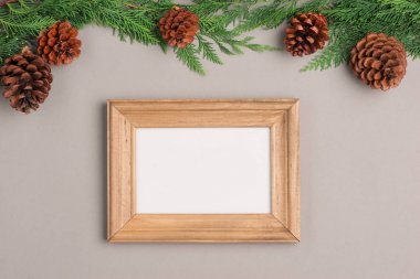Kraft kağıt ve boş fotoğraf çerçevesi metin için Noel ve yeni yıl hediye kutuları toplama sarılı.