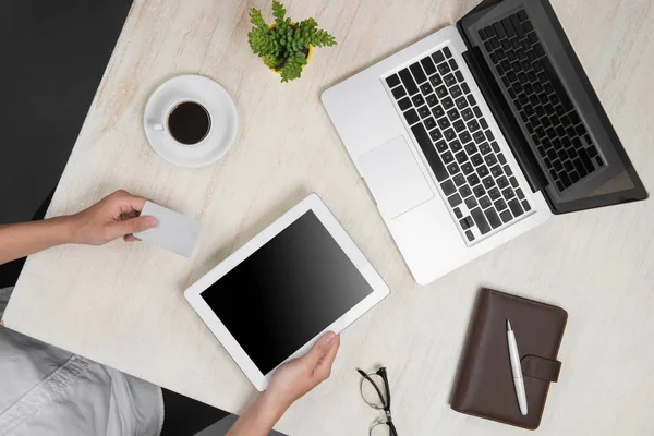 Top View Man Using Digital Tablet Office Shopping Credit Card — Stock Photo, Image