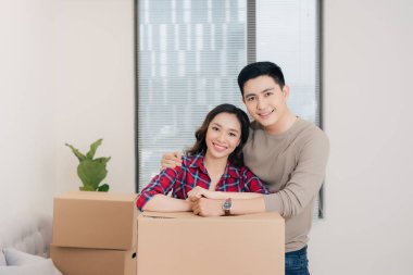 Yeni bir daireye beraber yaşamayı genç Asyalı Çift.