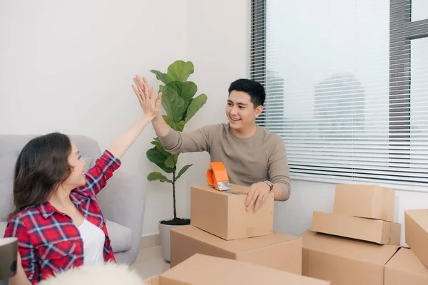 Joven Asiático Pareja Mudándose Nuevo Apartamento Juntos — Foto de Stock