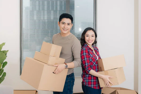 Happy Couple Carrying Boxes New House Moving Home — Stock Photo, Image