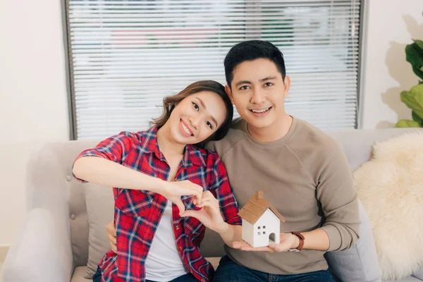 Happy Glimlachend Paar Een Model Huis Houden Home Verzekering Concept — Stockfoto