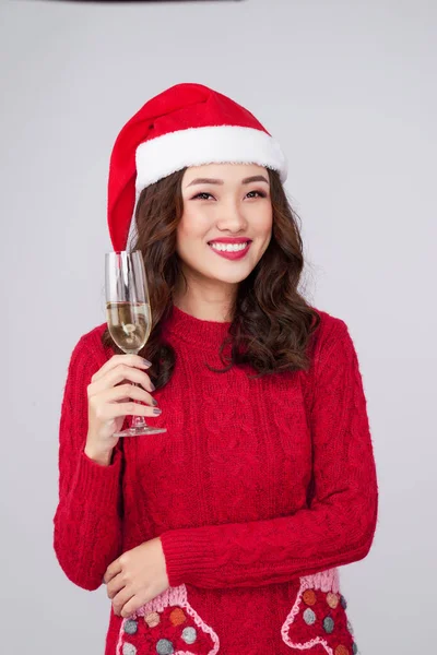 Mulher Alegre Vestindo Chapéu Natal Vestido Segurando Copo Champanhe — Fotografia de Stock