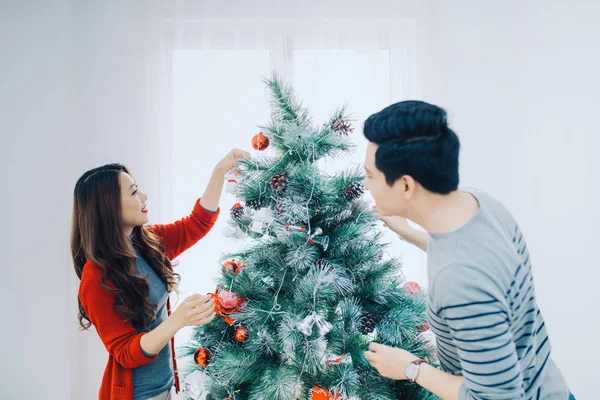 Feliz Familia Sonriente Decorando Árbol Navidad —  Fotos de Stock