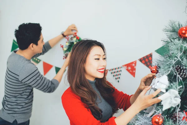 Pareja Asiática Navidad Feliz Familia Sonriente Casa Celebrando Año Nuevo —  Fotos de Stock