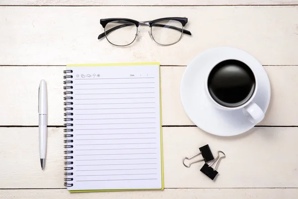 Στυλό Γυαλιά Καφέ Και Σημειωματάριο Notepad Στο Τραπέζι — Φωτογραφία Αρχείου