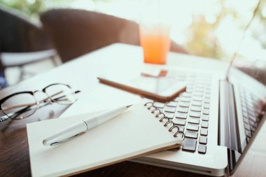 Ofis Masaları boş defter, cam suyu ve dizüstü bilgisayar ile