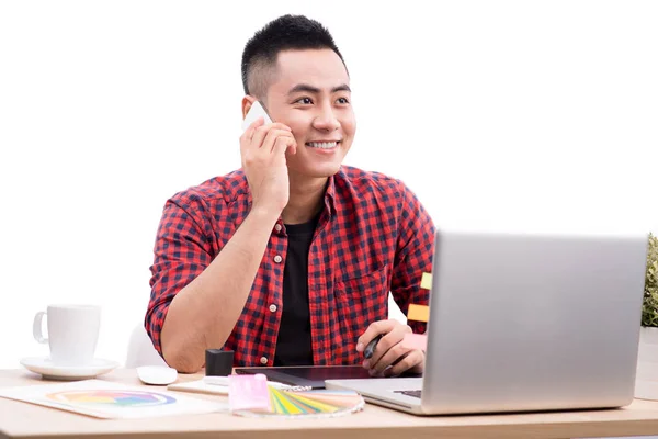 Glücklicher Designer Der Kreativen Büro Seinem Laptop Arbeitet — Stockfoto