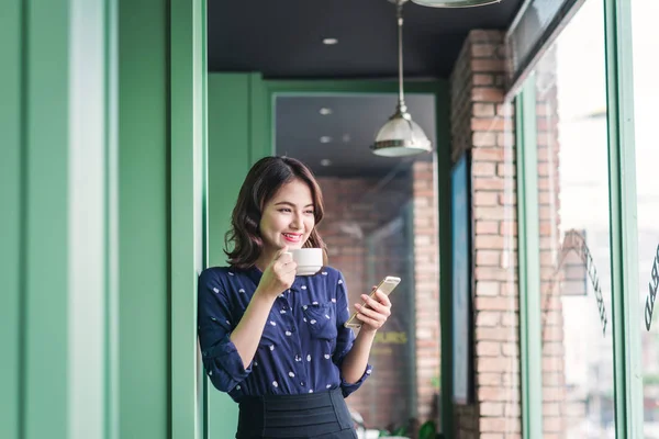 Hermosa Linda Asiática Joven Mujer Negocios Cafetería Con Teléfono Móvil —  Fotos de Stock