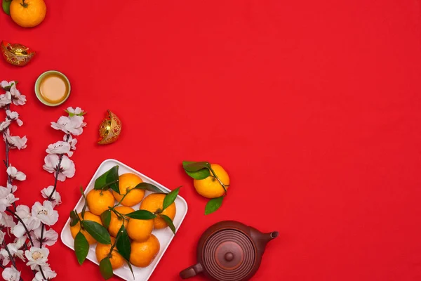 庆祝中国农历新年背景与橙色水果军舰 红包和美丽绽放 — 图库照片