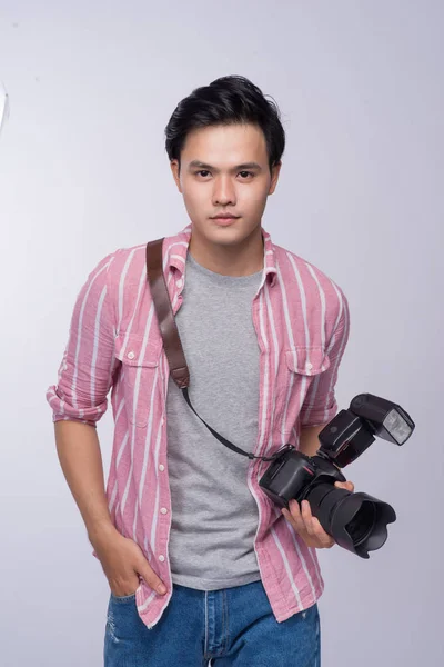 Jovem Fotógrafo Asiático Segurando Câmera Digital Enquanto Trabalhava Estúdio — Fotografia de Stock