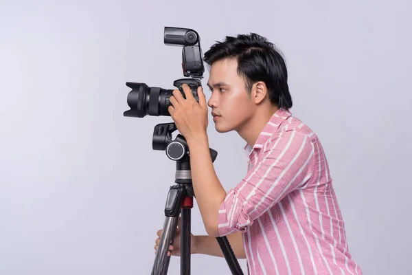 Ung Asiatisk Fotograf Holding Digital Kamera Medan Arbetar Studio — Stockfoto