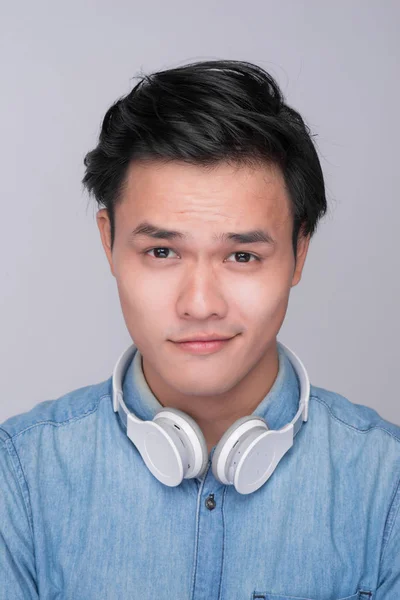 Smart Casual Asiatiska Man Med Hörlurar Studio Bakgrund — Stockfoto