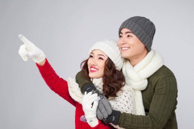 Mutlu aşıklar bir şey işaret örme yün giyim.