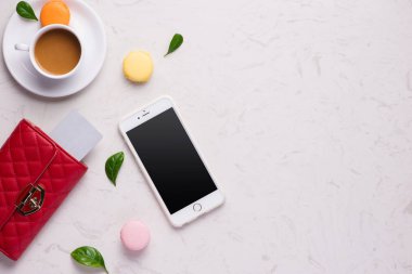 Çalışma alanı şık kırmızı deri cüzdan ve smartphone ile