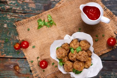 Kızarmış Balık topları ile salatalık cressl biber soslu beyaz zemin üzerine kıyılmış. Seçici odak