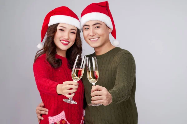 Asiatisches Paar Mit Weihnachtsmütze Und Kleid Mit Champagnerglas — Stockfoto