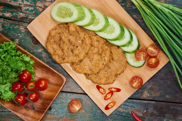 Vietnam kızarmış balık patty sebze ve sos ile.