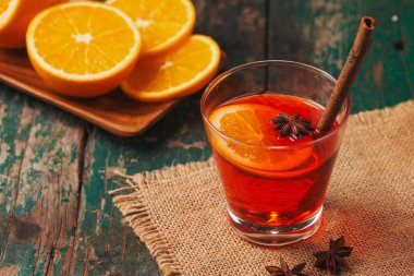 Noel bir rustik ahşap masa şarap mulled. Tatil kavramı.