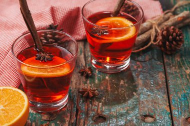 Noel bir rustik ahşap masa şarap mulled. Tatil kavramı.