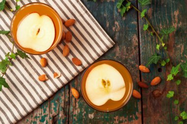 Elma çayı tarçın çubuğu ile sıcak içecek. Sıcak bir içecek ile elma sonbahar ya da kış için.