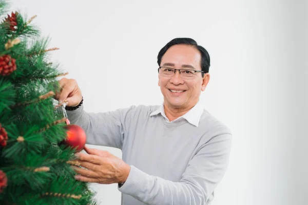 Feliz Sénior Asiático Hombre Decoración Navidad Árbol — Foto de Stock