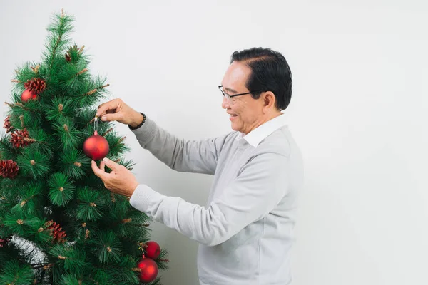 Feliz Sénior Asiático Hombre Decoración Navidad Árbol — Foto de Stock