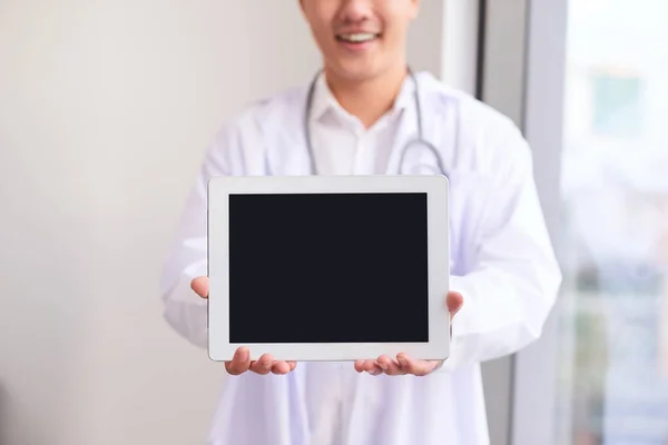 Asiatico Medico Maschile Mostra Suo Schermo Vuoto Tablet Computer Primo — Foto Stock