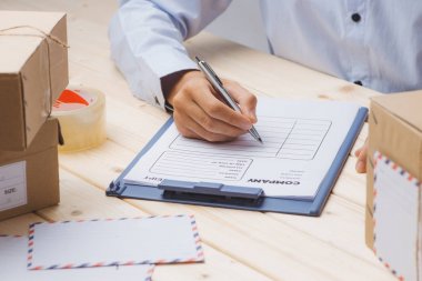 Kurye teslim bilgisi arasında masadaki parsel içinde notlar yapma