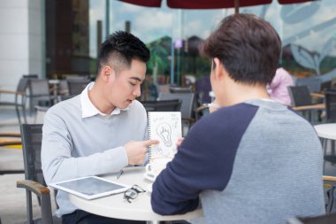 Birlikte laptop, başlangıç proje toplantısı veya ekip çalışması beyin fırtınası kavramı, kahve dükkanı veya modern ofis istimal yakışıklı Asya iş arkadaşları ya da üniversite öğrencileri iş