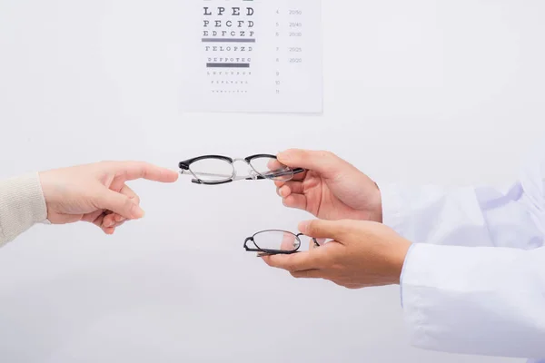 Médico Adulto Masculino Examinando Paciente Adulto Feminino — Fotografia de Stock