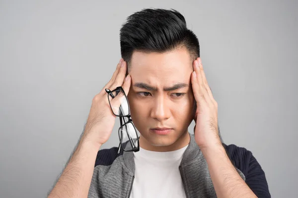 Asiático homem tendo dor de cabeça — Fotografia de Stock