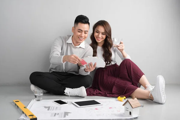 Jonge Aziatische Volwassen Paar Zittend Vloer Plan Nieuwe Huisontwerp — Stockfoto