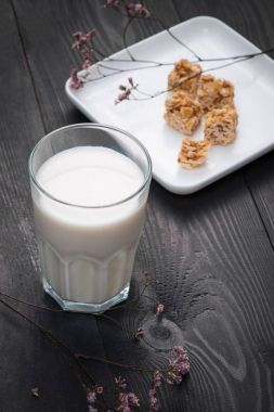 Süt ile kahvaltı. Süt masada.