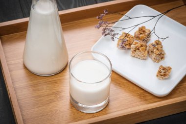 Süt Kupası ve şişe çiçek ahşap tablo badem şekerleri ile sever