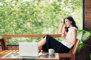  kadın kırmızı defter ile